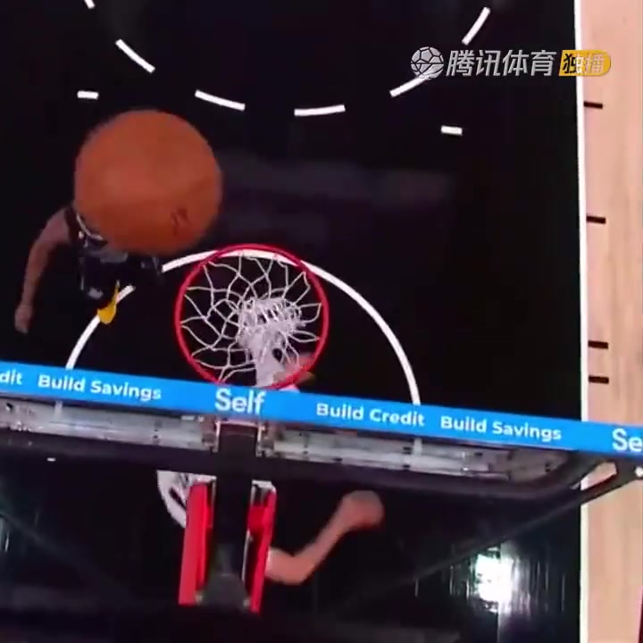 罕見一幕！努爾基奇拋投 球神奇停在籃板上沿 看呆凱爾登?。ㄅ瑺柣婕\）